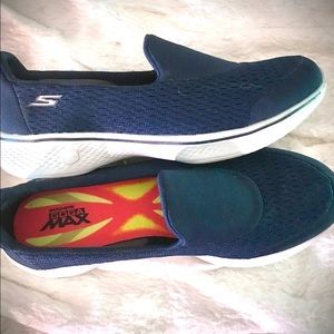 Skechers GoGa Max Ladies Walking Shoe